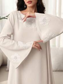 Yasmyna Jubah Kasual Elegan Wanita dengan Aplikasi Bunga - Putih - View 3