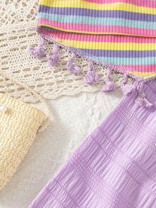 SHEIN Playful Pals 这款女童彩虹条纹套装充满夏日活力和童趣。吊带背心上的彩色条纹宛如一道彩虹，搭配紫色流苏阔腿裤，轻盈灵动，行走自如。胸前的小花装饰更添一丝甜美。无论是与朋友玩耍还是日常活动，她都能成为人群中最耀眼的小明星，舒适又时尚。 - 淡紫色 - 查看 6