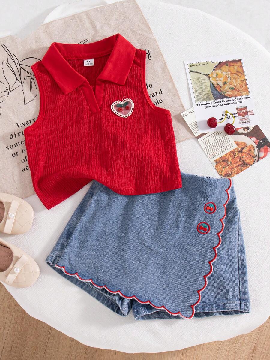 SHEIN Playful Pals Bộ đồ mùa hè 2 món cho bé gái tuổi teen, gồm áo polo không tay màu đỏ dệt kim họa tiết trái tim đính kèm phía trước và quần short denim thêu hình trái tim viền bèo nhún, kiểu dáng thường ngày.