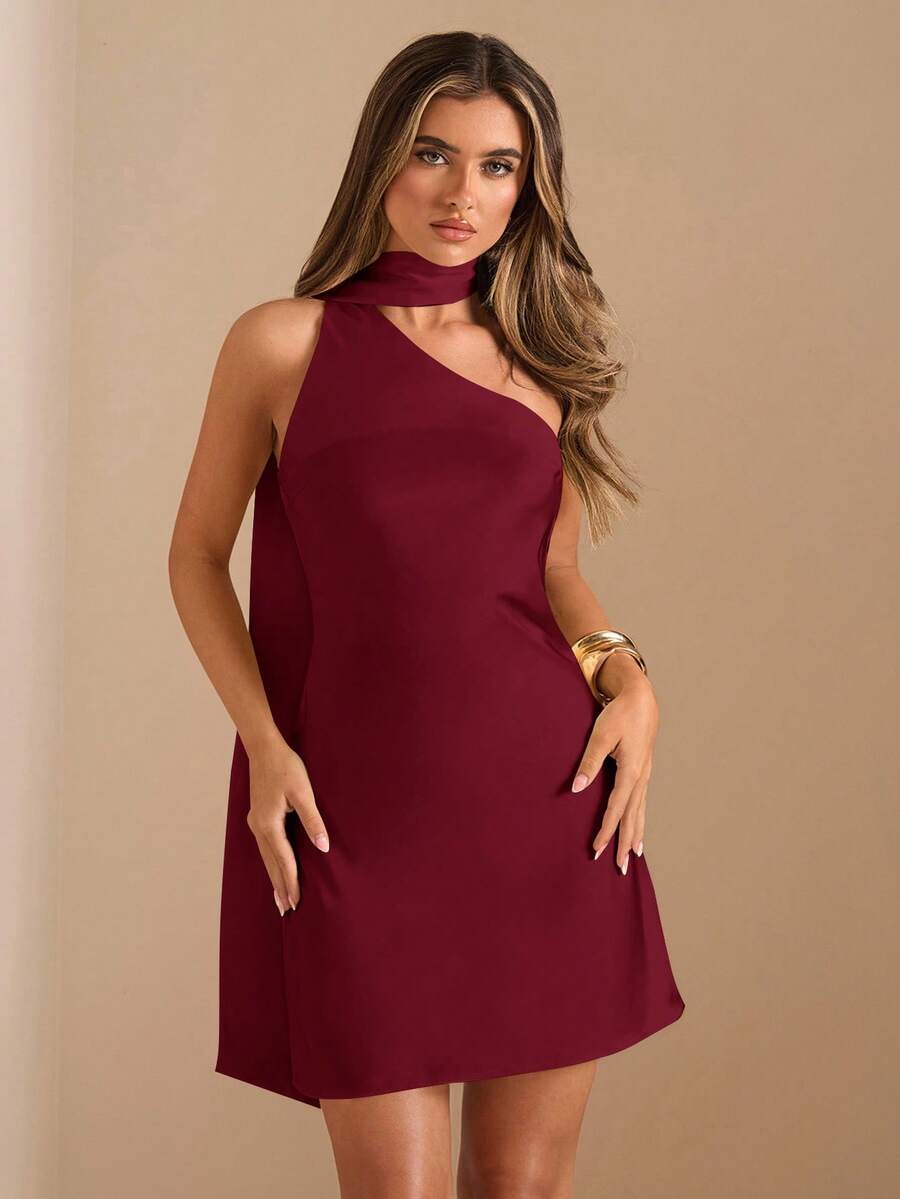 SHEIN BAE 秋冬纯色米黄色不对称露背迷你优雅缎面连衣裙，优雅印花连衣裙，性感露背连衣裙，黄色缎面连衣裙，露背缎面优雅连衣裙，婚礼宾客礼服，伴娘缎面长裙，鸡尾酒会礼服，优雅连衣裙 - 酒紅色 - 查看 1