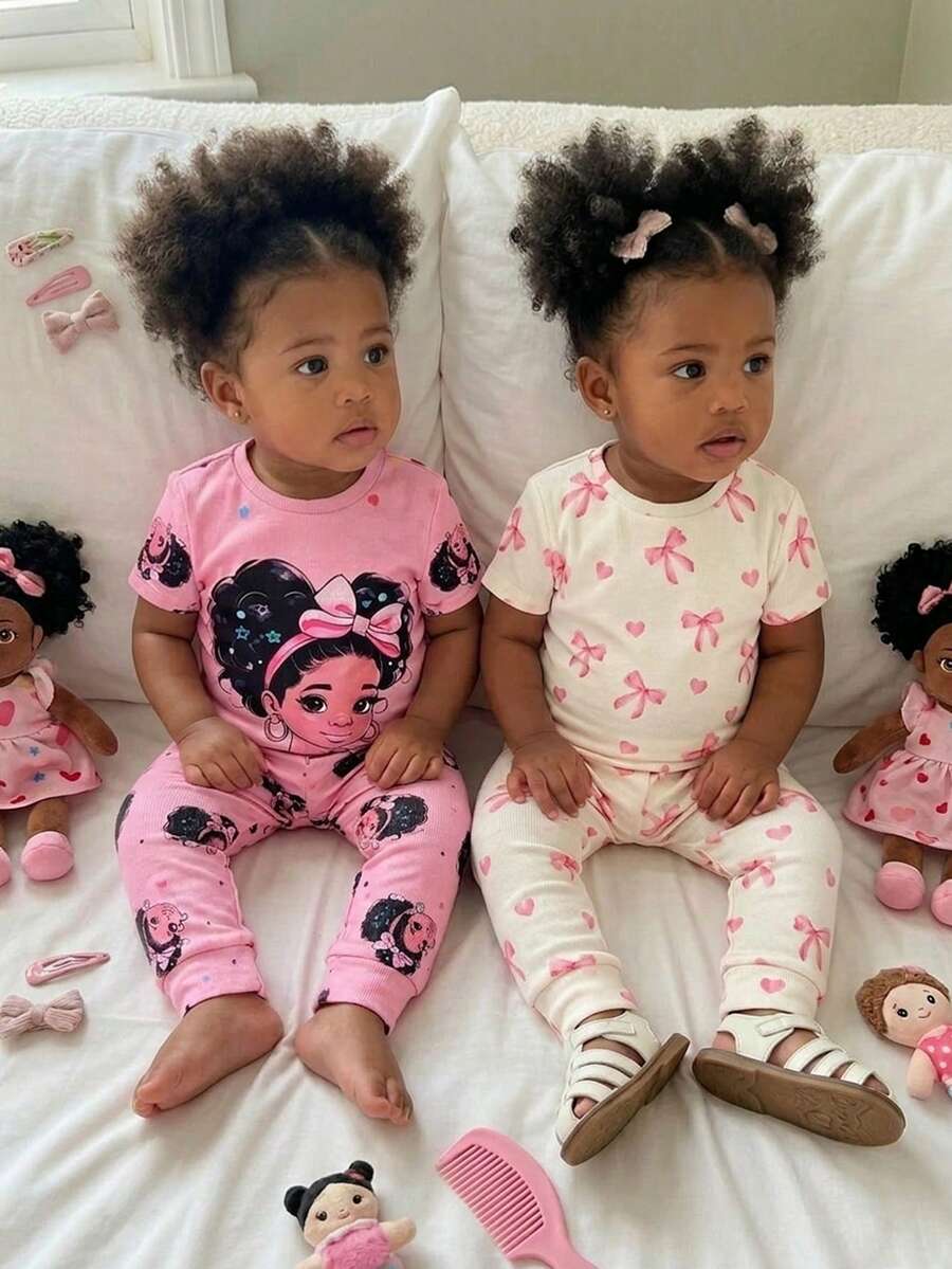 SHEIN Conjunto de pijama de manga corta con patrón de dibujos animados de punto ajustado, lindo para bebé niña en verano - Rosa - Ver 1