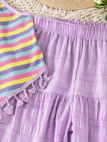 SHEIN Playful Pals 这款女童彩虹条纹套装充满夏日活力和童趣。吊带背心上的彩色条纹宛如一道彩虹，搭配紫色流苏阔腿裤，轻盈灵动，行走自如。胸前的小花装饰更添一丝甜美。无论是与朋友玩耍还是日常活动，她都能成为人群中最耀眼的小明星，舒适又时尚。 - 淡紫色 - 查看 5