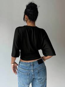 Aloruh 女士休闲度假黑色底粉色百合圆领蝙蝠袖褶皱设计短款时尚上衣，夏季度假T恤，夏季碎花T恤 - 黑色 - 查看 2