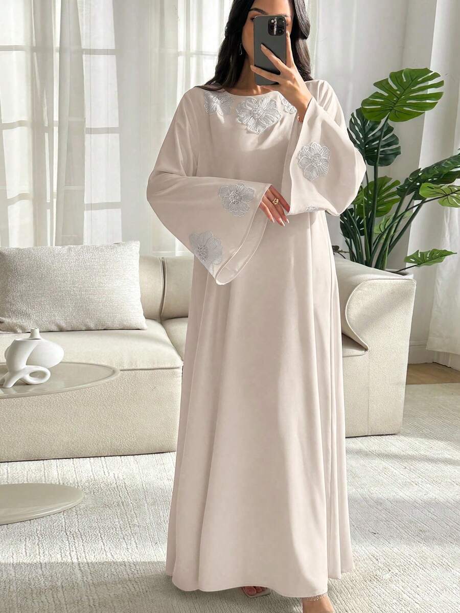 Yasmyna Jubah Kasual Elegan Wanita dengan Aplikasi Bunga - Putih - View 1