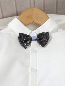 SHEIN 三件套男宝宝正式绅士套装 - 白色长袖衬衫配领结、双排扣马甲和松紧腰休闲裤，时尚舒适，适合春秋季穿着，是生日派对、晚宴、婚礼、洗礼、返校、庆祝活动和周年纪念的理想之选。男宝宝正式西装套装，优雅的返校季男童装。 - 藍色 - 查看 4