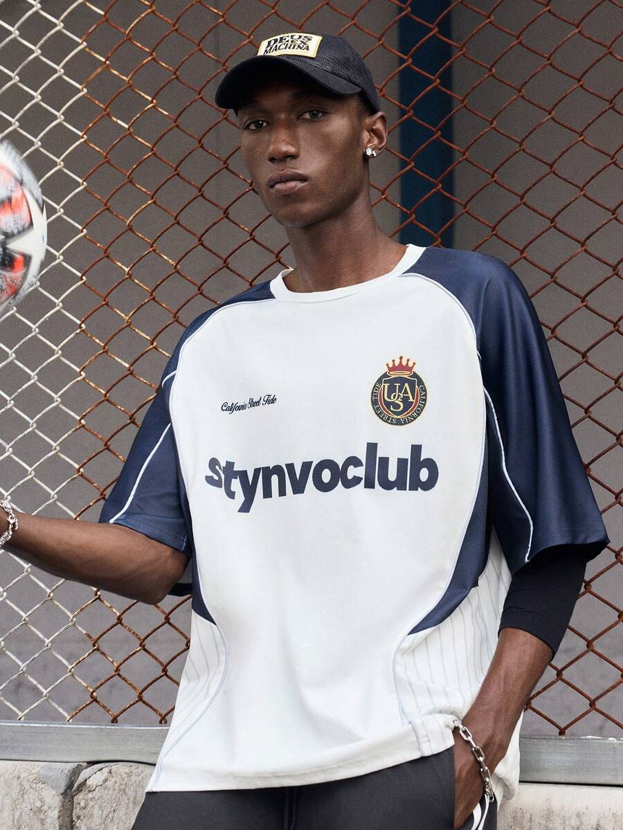 Camiseta de Manga Curta Masculina, Estilo Americano Retrô, Moda de Rua, Blocos de Cores, Vibe Esportiva Universitária, Ajuste Solto de Futebol 2026, Roupa Combinando para Casais em Férias. - Multicolorido - Visão 1