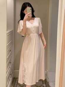 DAZY Áo ngủ nữ dài ngang gối, chất liệu dệt kim mềm mại, phối ren tinh tế, thắt eo, thích hợp cho mùa hè. - Màu be - Xem 10