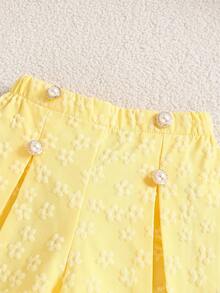 SHEIN 这款两件套童装甜美俏皮风套装，包含一件无袖褶皱背心和一件针织腋下条纹T恤上衣，搭配粉色松紧腰短裤，饰有精致立体定位白色花朵，可爱时尚，适合夏季日常穿着。 - 黃色 - 查看 7