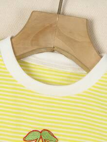 SHEIN Playful Pals 女婴6个月-3岁经典休闲宽松舒适百搭条纹短袖T恤上衣。采用柔软亲肤的针织面料，经典撞色条纹设计，精致罗纹领口，宽松版型。适合日常穿着，是婴儿服装的理想之选。 - 黃色 - 查看 7
