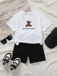 SHEIN Genkimix Kids 两件套幼儿男童圆领短袖T恤和短裤，浅灰色T恤印有条纹熊图案和“相信自己”标语，黑色休闲短裤。适合夏季日常穿着、上学、户外玩耍、打造时尚街头造型，复古美式风格，适合酷炫活力的小男孩。 - 白色 - 查看 6