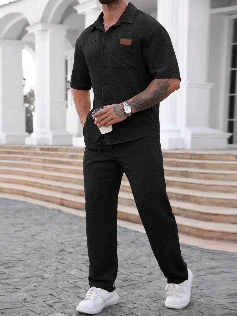 Manfinity Homme Men's Black Summer Casual Vacation Set,Solid Color Checkered Short Sleeve Shirt With Single Pocket And Drawstring Elastic Waist Pants,Minimalist - Black - View 1