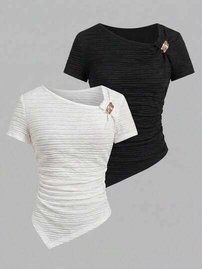 Bộ đồ 2 mảnh cho bé gái tuổi teen: Áo thun tay ngắn dáng suông bất đối xứng với chi tiết trang trí ở vai. Bộ đồ 2 mảnh này được thiết kế dành cho những bé gái sành điệu, bao gồm một áo thun tay ngắn màu trắng ngà cổ điển và một áo thun tay ngắn màu đen thanh lịch. Mỗi chiếc áo đều có đường viền bất đối xứng độc đáo, với phần xếp ly bên hông tạo dáng, cùng điểm nhấn trang trí tinh tế ở vai, khéo léo kết hợp sự thoải mái với phong cách hiện đại. Thích hợp cho mặc hàng ngày, đi học hoặc đi chơi.