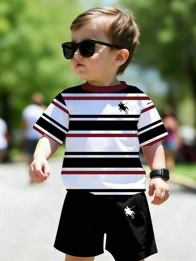 男童2件套设计Logo条纹印花圆领短袖T恤和短裤套装，休闲时尚风格，趣味图案，适合夏季户外运动，柔软舒适的男童圆领T恤+短裤套装，非常适合儿童穿着，户外活动
