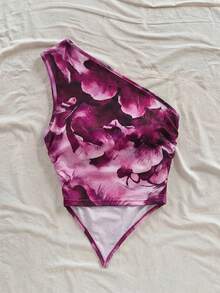 SHEIN 这款女士青春时尚休闲度假风连体上衣采用独特的露肩设计，舒适透气的弹力面料，经典的紫色花卉图案，两侧带有褶裥细节的弹力腰带，以及V字形下摆。它时尚独特，适合日常穿着、外出、聚会、旅行等各种场合。是一款高品质且百搭的夏季单品。 - 紫色 - 查看 2