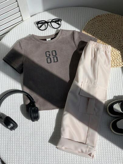 SHEIN Bubblio 两件套男童字母印花圆领短袖T恤，带工装口袋，搭配撞色长裤，休闲运动套装，适合春、夏、秋季穿着，用途广泛，可用于度假、上学、聚会等场合。