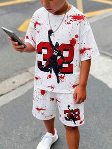 SHEIN Bộ 2 món thể thao thường ngày cho bé trai, kiểu dáng rộng rãi, họa tiết graffiti đường phố với 32 chữ cái và số, gồm áo thun ngắn tay và quần short, thích hợp cho các hoạt động ngoài trời, đi học, phong cách đường phố, tiệc tùng và giải trí, giá cả phải chăng, phù hợp cho mùa xuân, hè và thu. - Đỏ - Xem 7