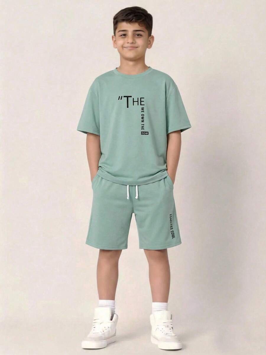 SHEIN 青少年男童绿色简约宽松撞色字母印花圆领短袖T恤短裤套装，休闲舒适，百搭，适合日常穿着、上学、郊游、户外活动、音乐节、假期、海滩度假，尽显夏日风情，适合春夏穿着。