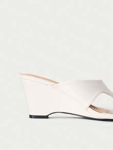 Nöista Sandalias de cuña con tanga blanca elegante, con una correa minimalista limpia y una suela elevada, que ofrecen una mezcla sofisticada de estilo para una boda de verano, fiestas de Eid o un look fresco de primavera. - Blanco - Ver 7