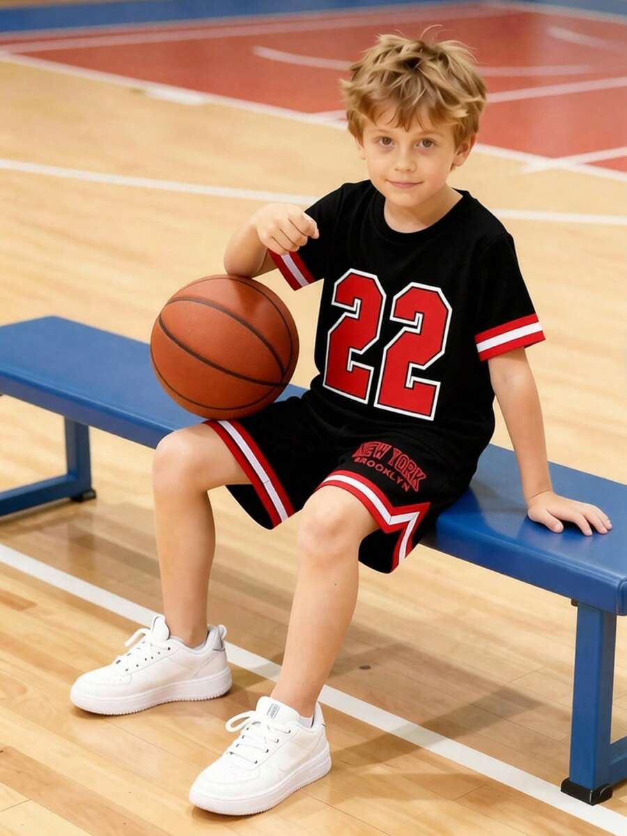 SHEIN Bộ 2 món thể thao và thường ngày cho bé trai, gồm áo thun cổ tròn tay ngắn in số và quần short thể thao in hình, có trang trí ruy băng, thích hợp cho mặc hàng ngày vào mùa xuân/hè, thể thao, dã ngoại, đi học, dự tiệc, nghỉ mát. - màu đen - Xem 1
