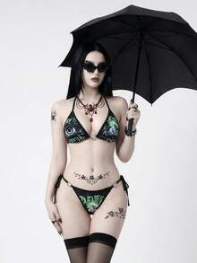 ROMWE Goth Conjunto de bikini de primavera, verano y otoño para vacaciones en la playa, elegante, de estilo costero, con estampado digital alternativo gótico y fresco, con escote halter, espalda descubierta, lazo trasero y decoración de corazón de diamante - Negro - Ver 6