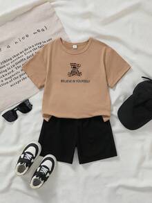 SHEIN Genkimix Kids 2件組小男孩圓領短袖T恤與短褲套裝，條紋熊圖案「BELIEVE IN YOURSELF」標語，夏季日常穿著復古造型 - 卡其色 - 查看 3