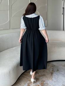 Vibekara Vestido midi evasê elegante e casual de manga curta com gola dobrável, meio abotoamento frontal, estampa de bolinhas e botões em cores contrastantes. Tamanho plus size. - Azul - Ver 2