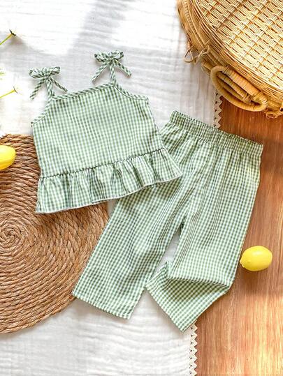 SHEIN Vintaside Kids Bộ đồ thường ngày thoải mái cho bé gái, áo hai dây thêu hoa và quần màu trơn, trang phục dễ thương đón nắng hè. Thích hợp cho những chuyến đi chơi.