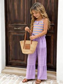 SHEIN Playful Pals 这款女童彩虹条纹套装充满夏日活力和童趣。吊带背心上的彩色条纹宛如一道彩虹，搭配紫色流苏阔腿裤，轻盈灵动，行走自如。胸前的小花装饰更添一丝甜美。无论是与朋友玩耍还是日常活动，她都能成为人群中最耀眼的小明星，舒适又时尚。 - 淡紫色 - 查看 3