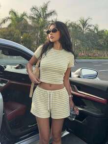 Muchica 2025新款女士休闲简约多巴胺奶油黄条纹短款两件套，适合日常穿着、通勤、约会、聚会、夏季、圣诞节、新年、感恩节、派对、婚礼、海滩、毕业典礼、时尚、优雅、休闲、外出、约会、预约、通勤、闪亮、情人节、优雅、度假、休闲、Y2K、外出、毕业典礼等场合。 - 彩色 - 查看 5