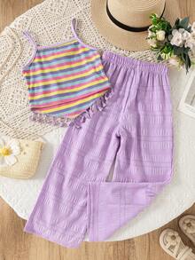 SHEIN Playful Pals 这款女童彩虹条纹套装充满夏日活力和童趣。吊带背心上的彩色条纹宛如一道彩虹，搭配紫色流苏阔腿裤，轻盈灵动，行走自如。胸前的小花装饰更添一丝甜美。无论是与朋友玩耍还是日常活动，她都能成为人群中最耀眼的小明星，舒适又时尚。 - 淡紫色 - 查看 2