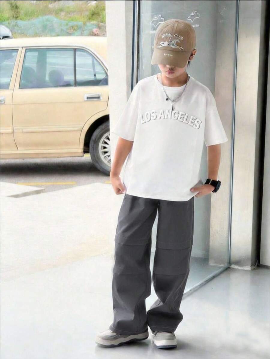 SHEIN 两件套男童宽松休闲街头风压纹英文图案T恤搭配宽松褶皱运动裤套装,适合日常、通勤、休闲、度假、街舞、滑板、街头摄影等场合。 - 白色 - 查看 1