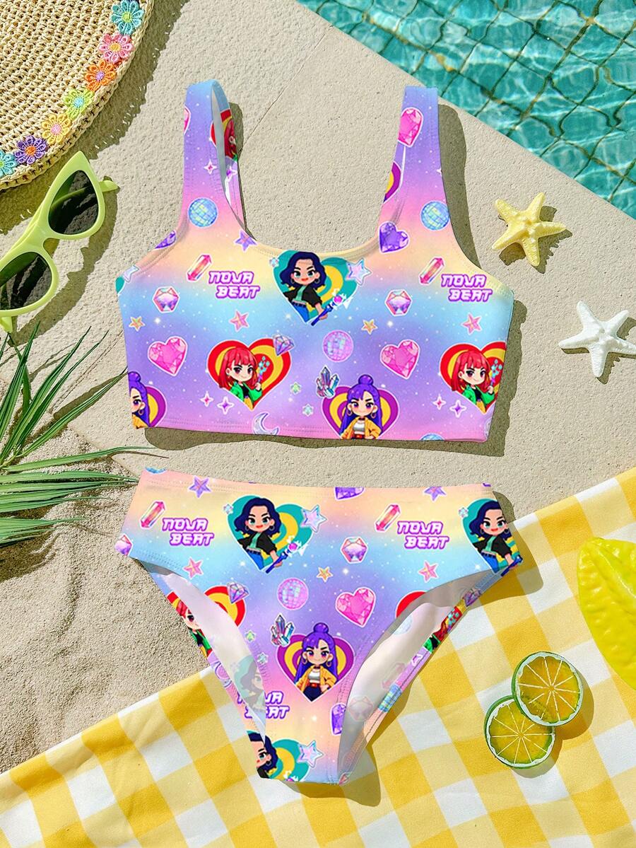 SHEIN 少女K-Pop超级明星卡通女团印花泳装,背心和三角泳裤套装,适合夏季穿着,两件套,适合青少年女孩,两件套泳衣,两件套泳装,两件套泳衣泳装套装 - 彩色 - 查看 1