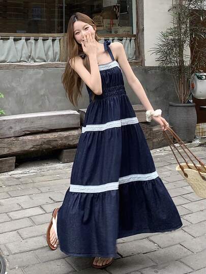 DAZY Đầm nữ mùa hè thắt nơ hai dây, đầm dài dáng suông phối màu, chất liệu denim mài, họa tiết hoa.