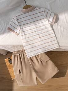 SHEIN Streecool Kids 两件套男童夏季条纹纹理 Polo 衫和工装裤套装 - 卡其色 - 查看 2