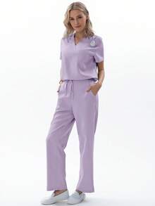 TaskEZ 一套女护士制服：V领哑光上衣（带1个口袋）+ 4个口袋，抽绳腰带弹力哑光裤 - 淡紫色 - 查看 7
