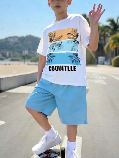 SHEIN Streecool Kids Set de 2 piezas Conjunto deportivo casual de moda para niños, camiseta de manga corta de cuello redondo y pantalones cortos, camiseta gráfica con estilo para exteriores, playa, vacaciones, tejido suave y cómodo con ajuste holgado, adecuado para verano, deportes, ocio