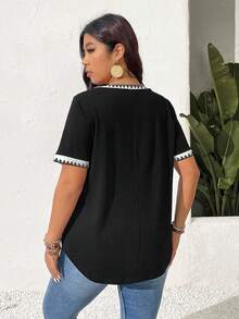 SHEIN Frenchy 黑白撞色贝壳图案V领宽松T恤，适合日常、度假、休闲夏季、音乐节等场合，尺码齐全。 - 黑與白 - 查看 4