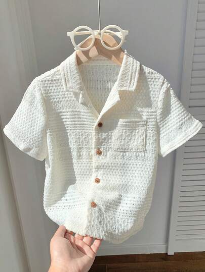 一套男童休闲学院风短袖衬衫，翻领设计，宽松舒适，适合日常通勤、上学、休闲穿着。这款男童套装适合生日派对、聚会、演出、婚礼、洗礼、返校等场合，也适合日常穿着，适合上学、旅行、运动，适合春夏季节。