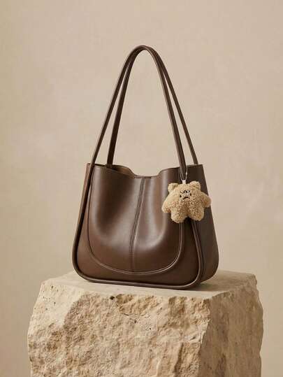 Arave 这款女士大容量手提包采用PU材质，搭配星星毛绒吊坠，简约纯色拼接设计，可作单肩包、手提包使用，适合女性日常出行、商务旅行、馈赠闺蜜等各种场合。它也是秋冬季新款女士包包，是秋季必备单品，兼具街头风和日系风，完美搭配各种秋季服饰，是2025年新款秋季时尚女装的理想之选，也是情人节礼物的绝佳选择。