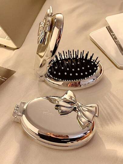 مشط شعر بشكل فراشة مع مرآة، مصنوع من شعيرات النايلون ومقبض من البلاستيك ABS. مشط قابل للطي وقابل للنفخ، مناسب للنساء، مثالي لتصفيف أنواع الشعر العادية. أداة شعر صديقة للسفر.