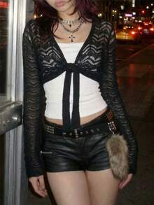 EgrlEra Áo len crop top ngắn màu rỗng có cà vạt - màu đen - Xem 1