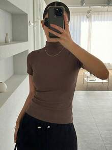 Blusa de cuello alto de unicolor minimalista, de manga corta y ajustada para mujer, de verano - Caqui - Ver 6