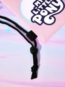 My Little Pony X SHEIN 1 件卡通印花抽绳背包，肩带长度可调节，健身包，帆布背包，休闲包，旅行包，运动沙滩包，暮光闪闪，云宝黛西，萍琪派。 - 淡紫色 - 查看 7
