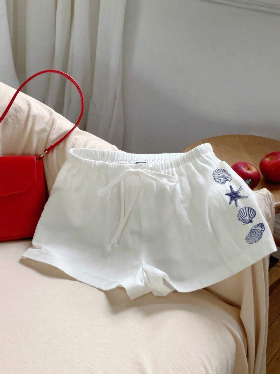 Comfortcana 休闲复古海洋元素蓝色贝壳海星印花图案，适合音乐节、海滩、度假、夏季外出穿着的白色女士系带短裤 - 彩色 - 查看 1