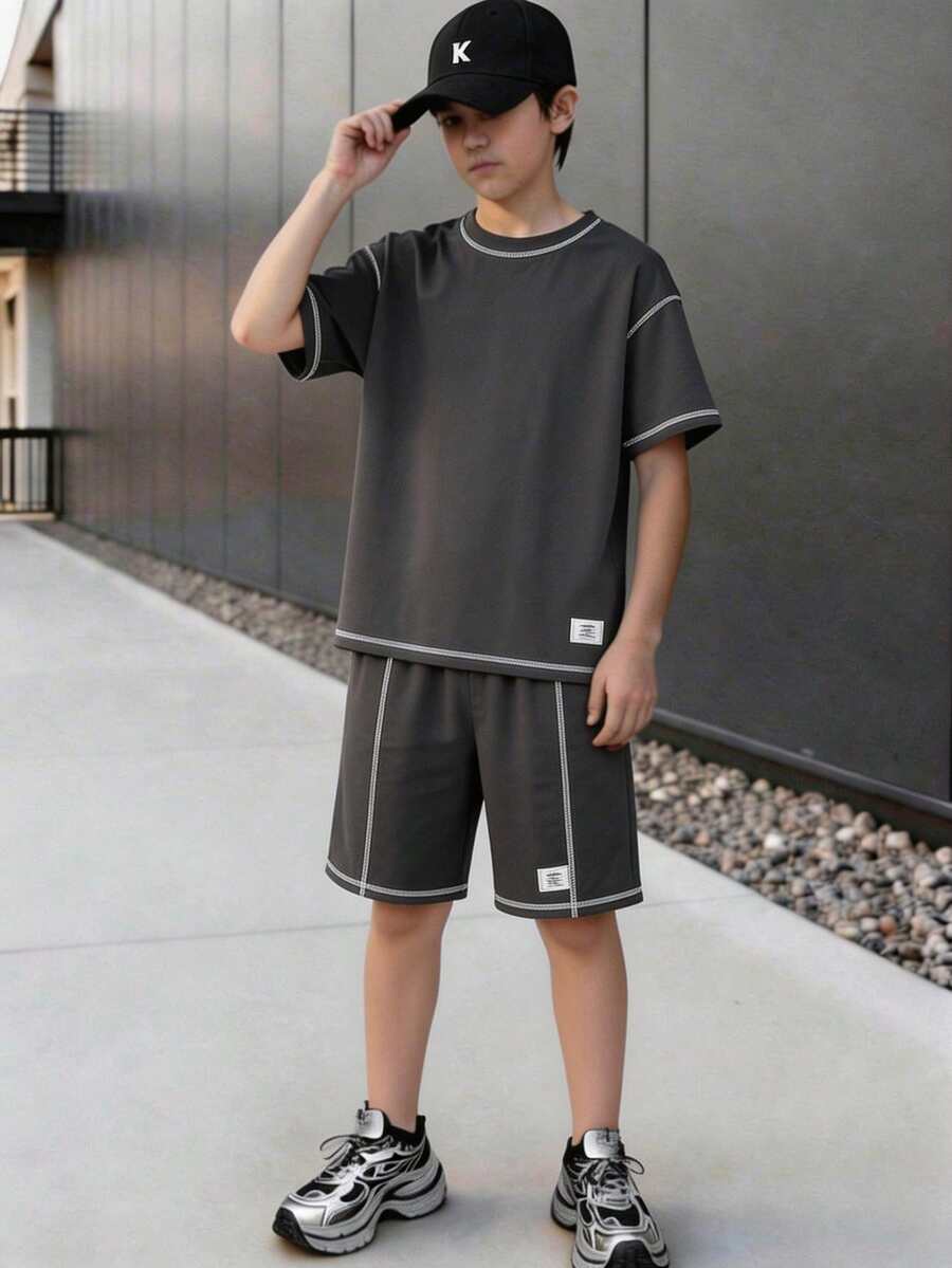 Vacaura 2件套青少年男童纯色简约圆领短袖针织T恤和短裤套装,撞色滚边设计,舒适面料,适合所有季节和场合。 - 灰色 - 查看 1