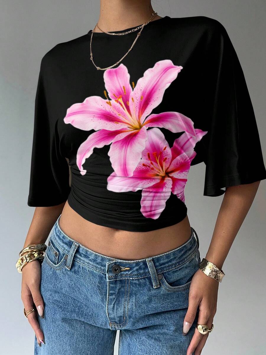 Aloruh 女士休闲度假黑色底粉色百合圆领蝙蝠袖褶皱设计短款时尚上衣，夏季度假T恤，夏季碎花T恤 - 黑色 - 查看 1