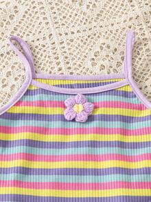 SHEIN Playful Pals 这款女童彩虹条纹套装充满夏日活力和童趣。吊带背心上的彩色条纹宛如一道彩虹，搭配紫色流苏阔腿裤，轻盈灵动，行走自如。胸前的小花装饰更添一丝甜美。无论是与朋友玩耍还是日常活动，她都能成为人群中最耀眼的小明星，舒适又时尚。 - 淡紫色 - 查看 8