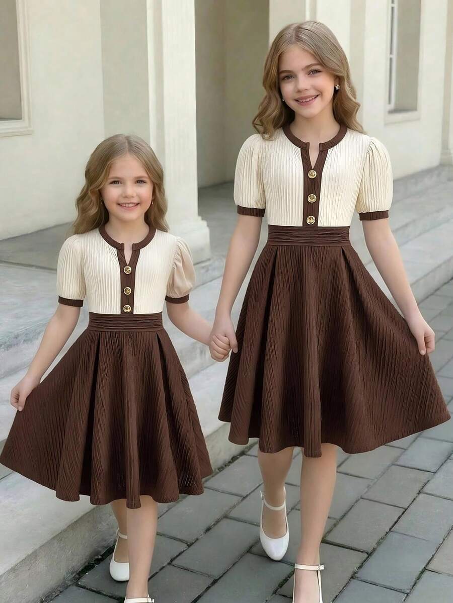 SHEIN 一件式女童秋冬优雅针织提花小V领连衣裙，金属扣装饰，拼接下摆，褶裥撞色设计，大码连衣裙，短袖修身连衣裙，适合日常外出、休闲聚会和各种场合。 - 杏色 - 查看 1