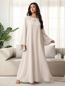Yasmyna Jubah Kasual Elegan Wanita dengan Aplikasi Bunga - Putih - View 6