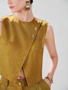 Aveloria Modichic 金属纽扣装饰，缎面质感面料，时尚无袖休闲上衣搭配高腰阔腿百搭长裤，女士两件套 - 黃色 - 查看 4